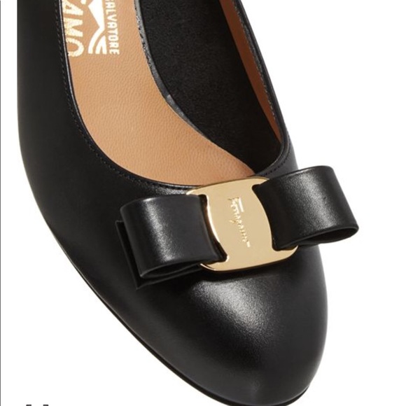 NAVY/GOLD VARA PUMPS SALVATORE FERRAEGAMO - Picture 2 of 8